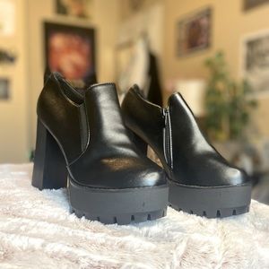 Chunky Platform Heels Size 39 euro, 8 us, black.